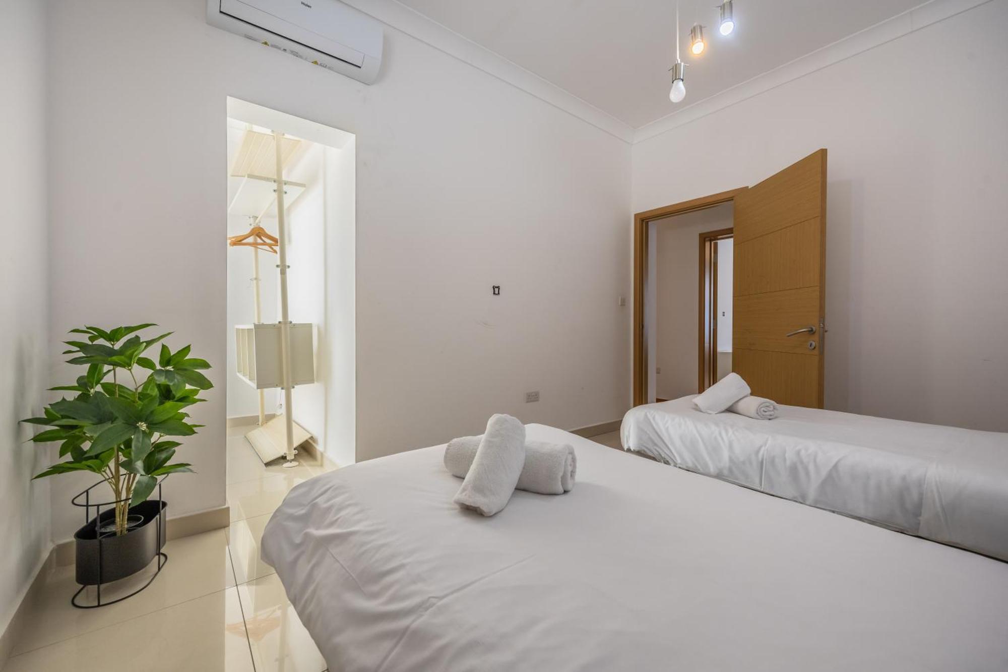 Hard To Come By - Modern & Huge House In Sliema Exteriör bild